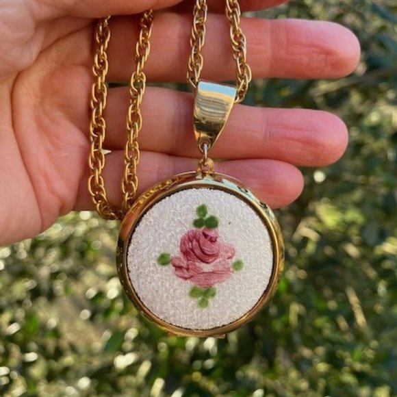 ❤️❤️Gold Tone White Flower Guilloche Large Enamel Locket NECKLACE - Picture 1 of 12